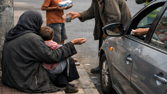 الدار البيضاء.. ظاهرة التسول عند إشارات المرور والمقاهي تمدد مقلق وأسئلة معلقة