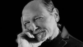 رحيل أيقونة الفن المغربي إسماعيل أبو القناطر عن عمر يناهز 69 عامًا