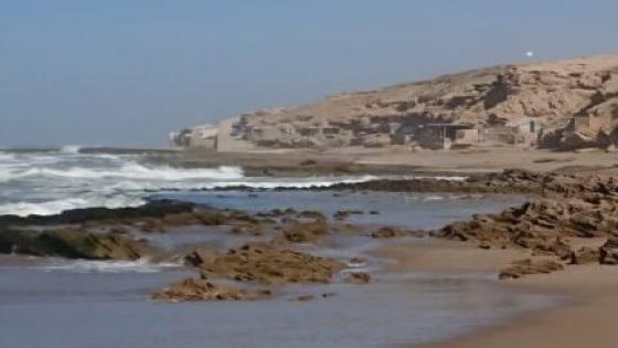 أكادير.. السلطات تشن حملة لتحرير الملك العمومي بشاطئ المدينة