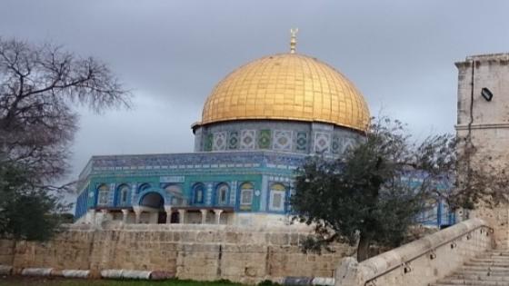 آلاف الفلسطينيين يؤدون صلاة عيد الفطر بالمسجد الأقصى