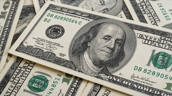 الدولار يتراجع مع تباطؤ التضخم الأمريكي وتزايد رهانات تثبيت الفائدة