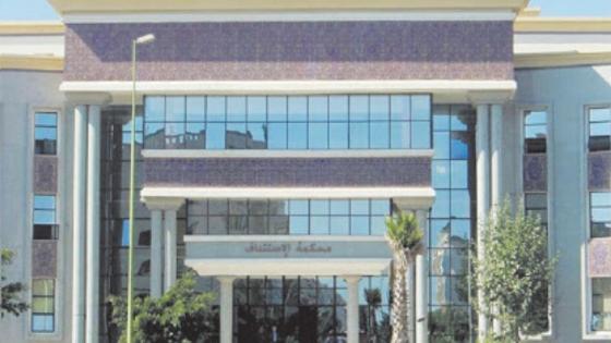 فتح بحث قضائي في صور  أشخاص بلباس السباحة يجلسون على الأرض