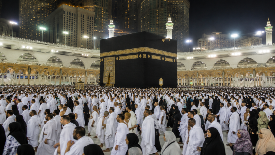 حجاج بيت الله الحرام يؤدون طواف الإفاضة وسط تنظيم محكم وفي أجواء روحانية آمنة