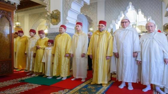 أمير المؤمنين يؤدي صلاة عيد الفطر بمسجد أهل فاس بالرباط ويتقبل التهاني