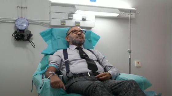 جلالة الملك يتفقد الحالة الصحية للمصابين ويتبرع بالدم في مراكش