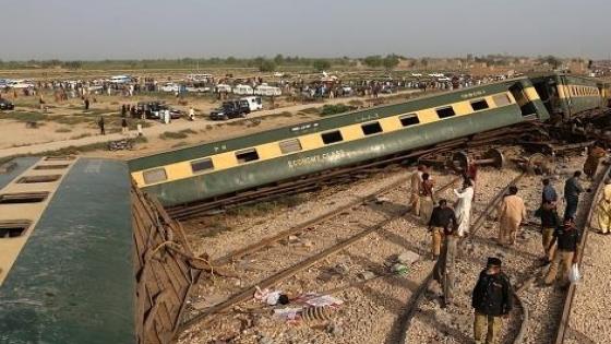 مصرع 30 شخصا في حادث خروج قطار عن مساره بباكستان