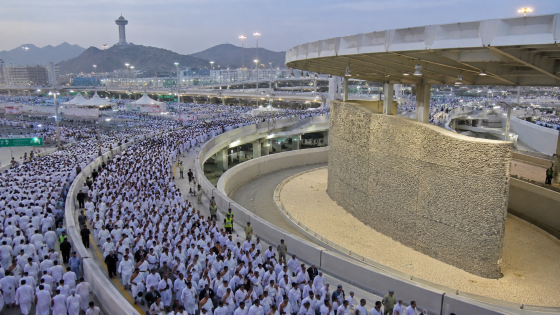 حجاج بيت الله الحرام يبدؤون رمي جمرة العقبة الكبرى وسط تنظيم محكم وإنسيابية عالية بمشعر منى