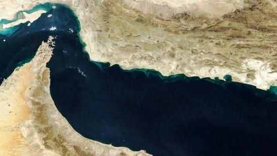 واشنطن تنفي إغلاق مضيق هرمز وتؤكد إستمرار عبور السفن التجارية