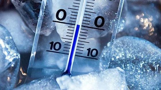 طقس بارد وتساقطات ثلجية ورياح أحيانا قوية من المستوى البرتقالي بالعديد من مناطق المملكة