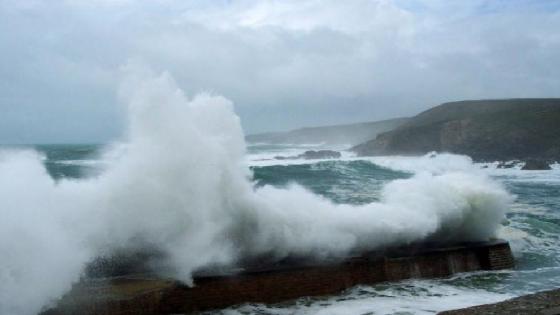 أمواج عاتية على السواحل الأطلسية ما بين أصيلة وطرفاية يتراوح علوها ما بين 4 و6 أمتار