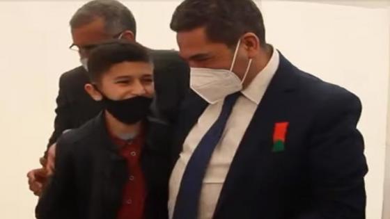 وجدة… أمزازي يكرم الطفل محمد بلال حموتي ويقدم له هدايا تشجيعية