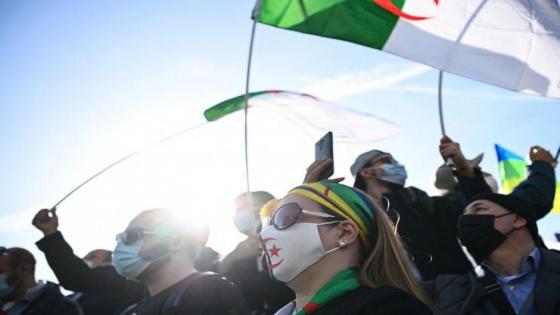 آلاف المتظاهرين الجزائريين يخرجون إلى الشوارع للتنديد بالقمع والمطالبة برحيل النظام