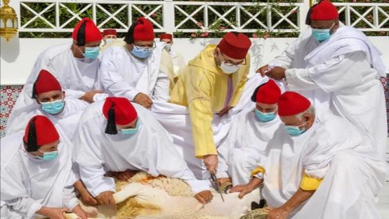 جلالة الملك يؤدي صلاة عيد الأضحى بفاس ويقوم بنحر أضحية العيد