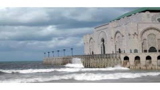 أمواج عالية بسواحل البيضاء