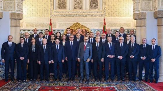 جلالة الملك يستقبل رئيس الحكومة وأعضاء الحكومة في صيغتها الجديدة بعد إعادة هيكلتها