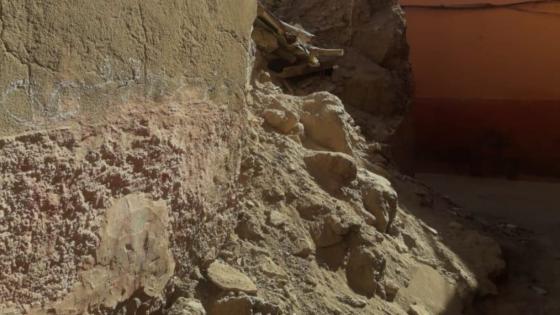 مراكش.. إنهار حائط بباب دكالة ومحاصرة عامل تحت الأتربة