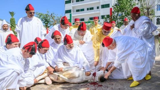 جلالة الملك يؤدي صلاة عيد الأضحى بمسجد الحسن الثاني بتطوان وينحر الأضحية