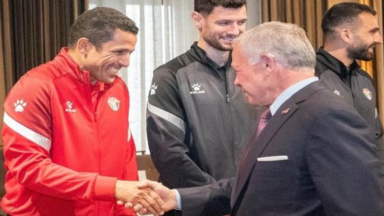 العاهل الأردني يوشح منتخب النشامى بميدالية اليوبيل الفضي