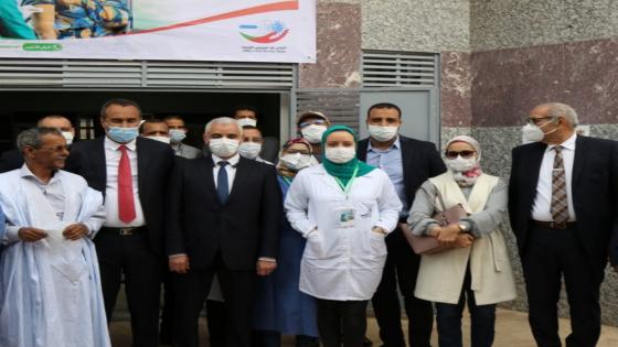 الداخلة… آيت الطالب يزور مركزين للتلقيح ضد “كوفيد-19”