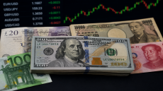 الدولار يستقر قرب أدنى مستوياته في الأشهر الأخيرة وسط ترقب الأسواق للسياسات النقدية