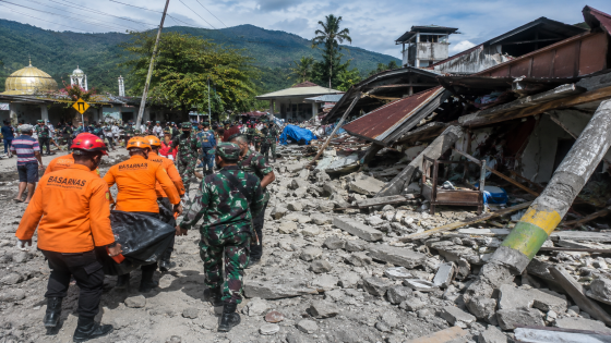زلزال مدمر يضرب شرق إندونيسيا ويخلف عشرات القتلى والمصابين