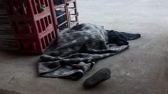 امنتانوت… صورة متشرد يبيت في العراء رغم قسوة الطقس تثير تعاطف الساكنة